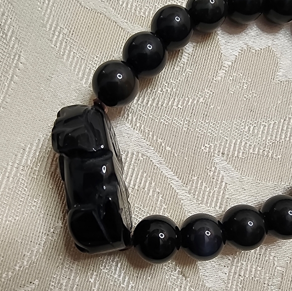 VINTAGE BLACK BEADED BRACELET WITH CARVED FIGURE STRETCH DESIGN ONYX STYLE BEADS - Picture 3 of 8